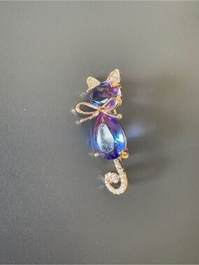 Gold-Tone Purple Cat Gem Brooch with Bow - Stylish Pet-Inspired Accessory